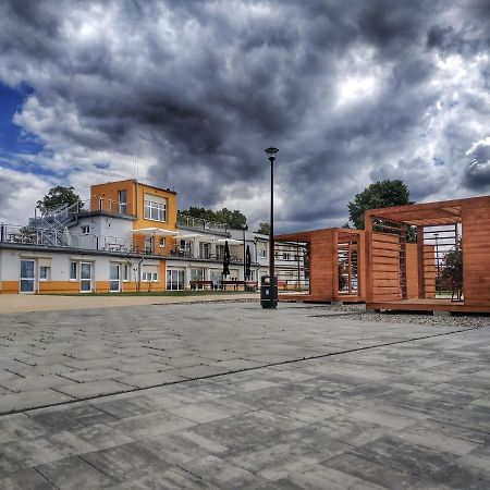 ホテル Sandacz Otmuchów エクステリア 写真