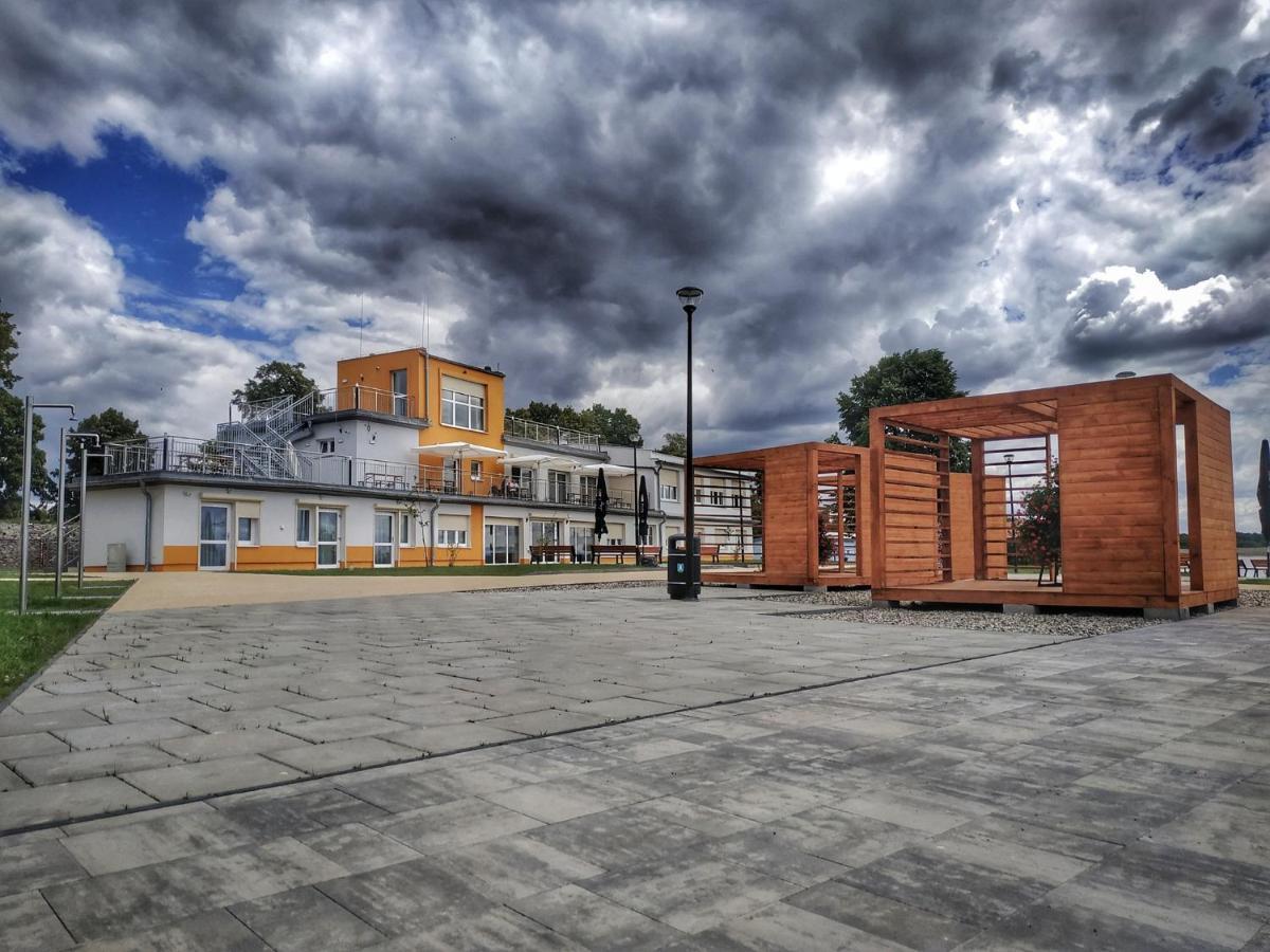 ホテル Sandacz Otmuchów エクステリア 写真